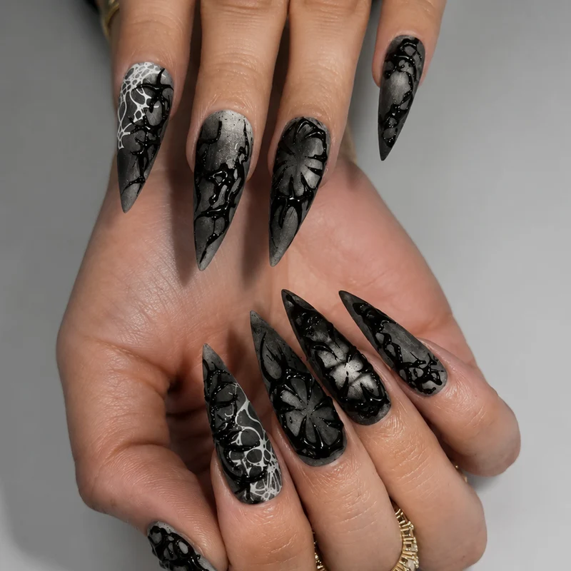 Kunstnagelset mit glamourösem Gothic-Design Karnz