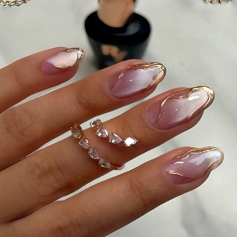 Kunstnagelset mit glamourösem Farbverlauf und goldenen Akzenten Karnz