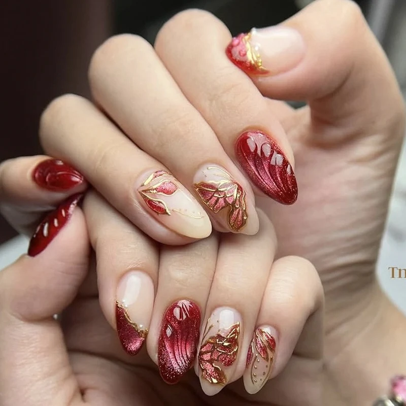 Kunstnagelset mit glamourösem 3D-Design und luxuriösen Verzierungen Karnz