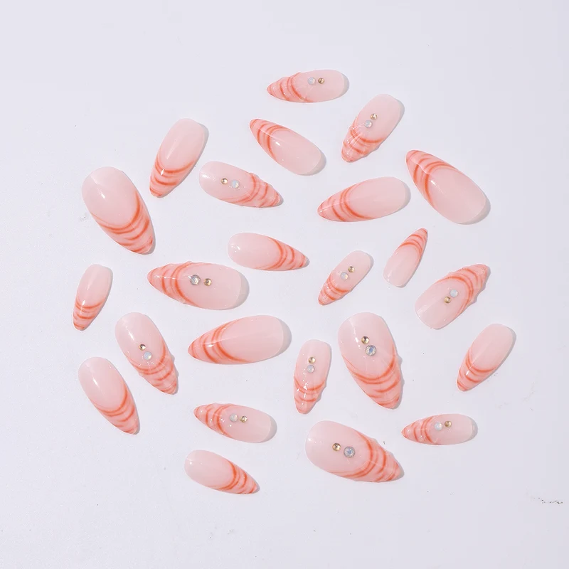 Kunstnagelset mit geschwungenem Spitzenstil und Glitzerakzenten Karnz