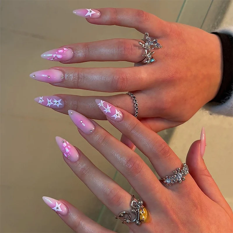 Kunstnagelset mit funkelnden Strassakzenten und verspielten Sternenmotiven Karnz