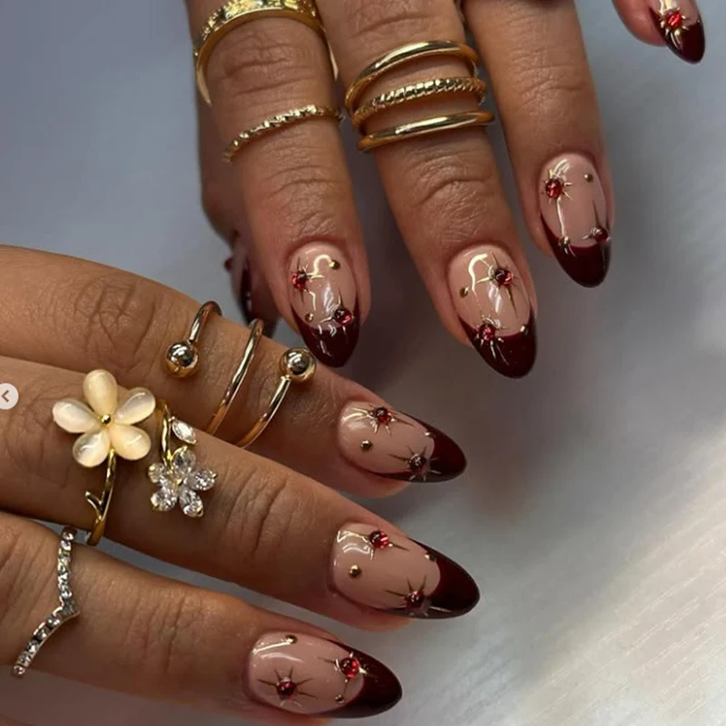 Kunstnagelset mit funkelnden Sternen- und elegantem Marmor-Effekt Karnz