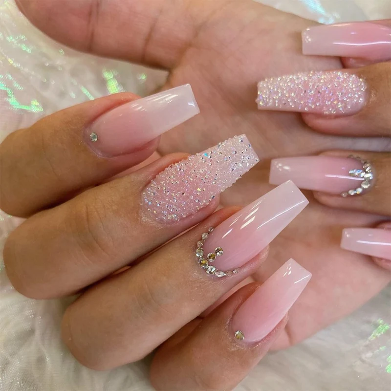 Kunstnagelset mit funkelnden Glitzereffekten und zarten Winter-Motiv Karnz