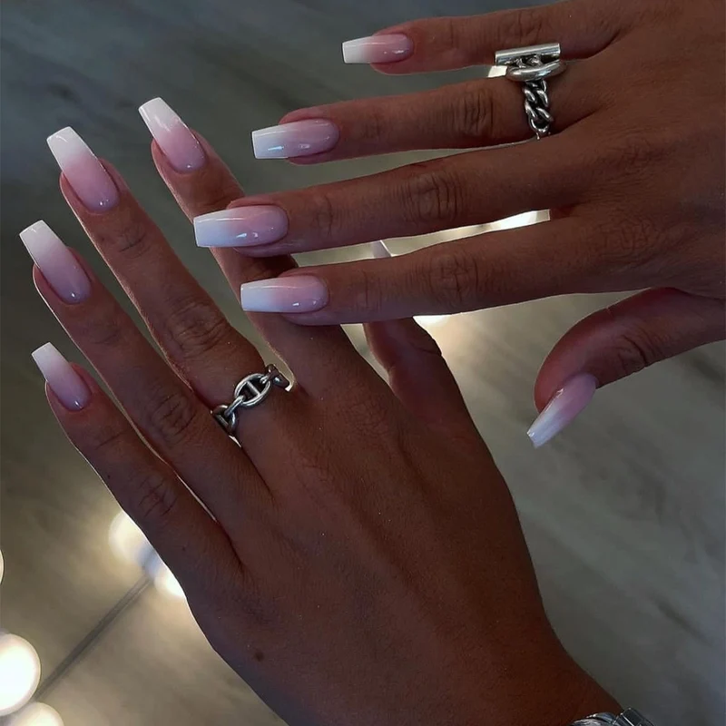 Kunstnagelset mit funkelnden Glitzereffekten und zarten Winter-Motiv Karnz