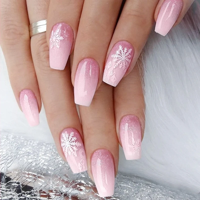 Kunstnagelset mit funkelnden Glitzereffekten und zarten Winter-Motiv Karnz