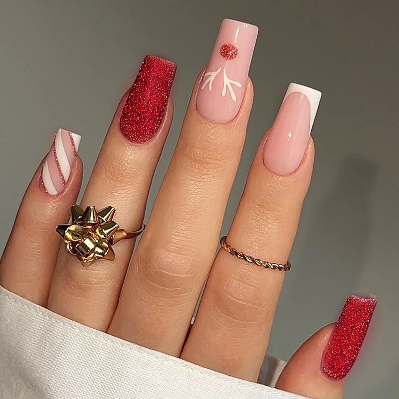 Kunstnagelset mit funkelnden Glitzer- und festlichen Akzenten Karnz