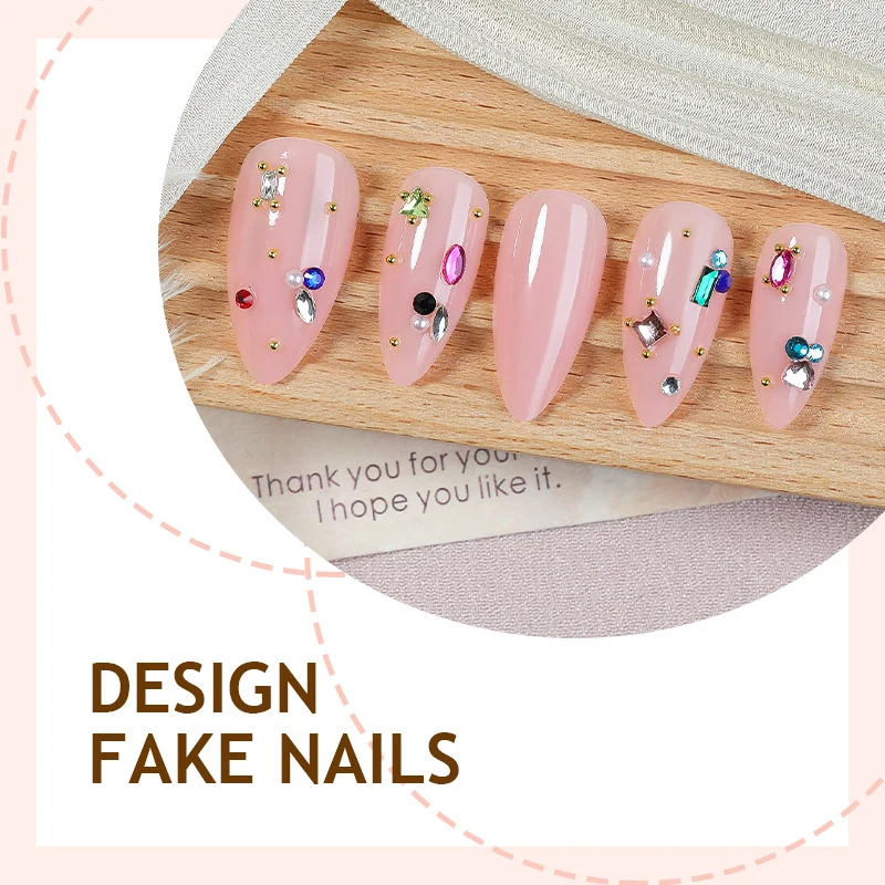 Kunstnagelset mit funkelnden Detailverzierungen Karnz