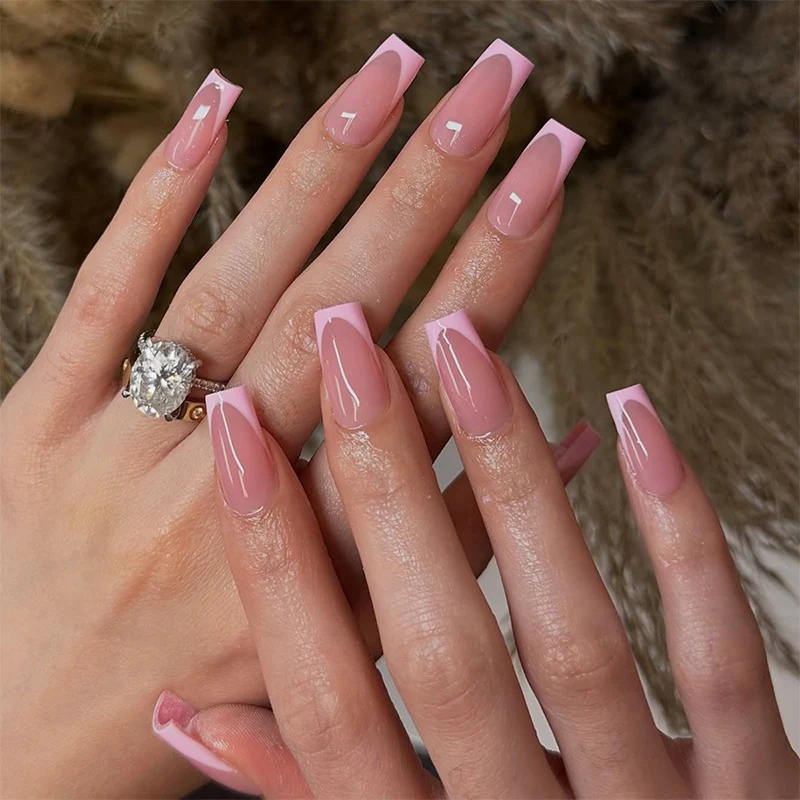 Kunstnagelset mit French Tips Karnz
