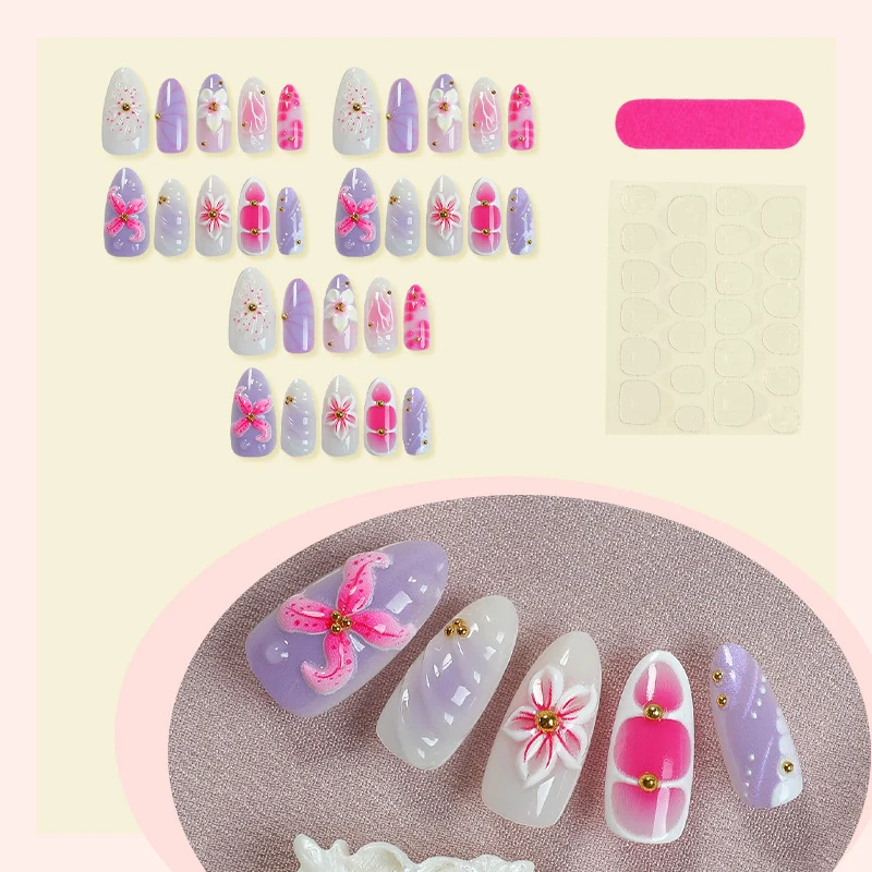 Kunstnagelset mit floralen Verzierungen und zartem Glitzer Karnz