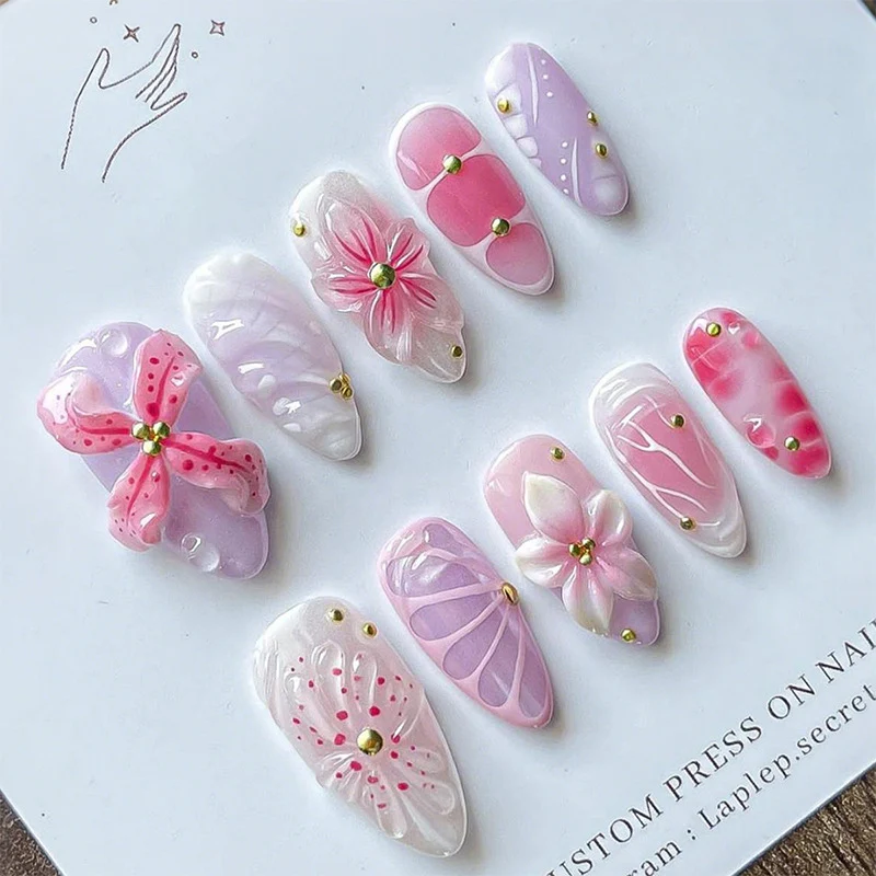 Kunstnagelset mit floralen Verzierungen und zartem Glitzer Karnz