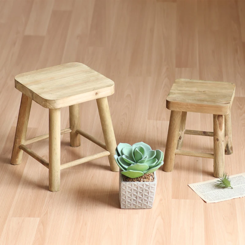 Robuster Hocker aus Massivholz Karnz