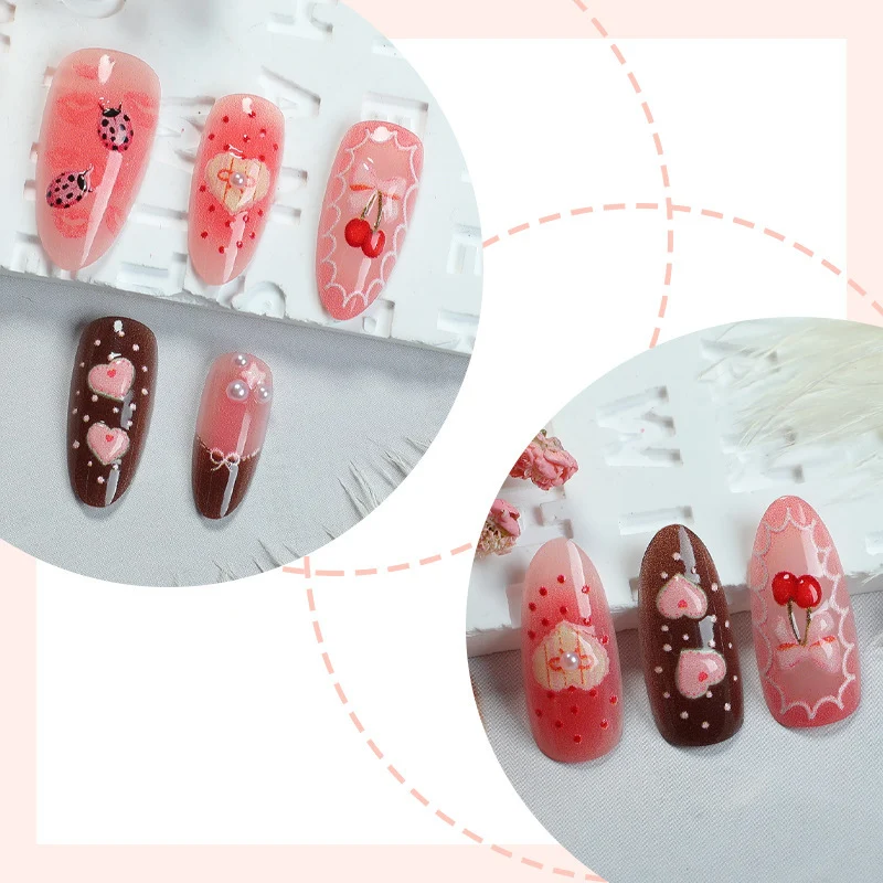 Kunstnagelset mit floralen und verspielten Tee-Motiven Karnz