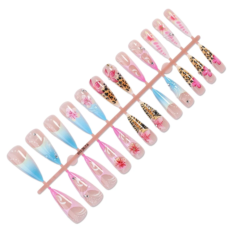 Kunstnagelset mit floralen und tierischen Designs Karnz