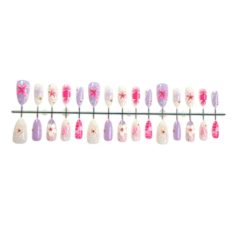 Kunstnagelset mit floralen und perlverzierten Elementen Karnz