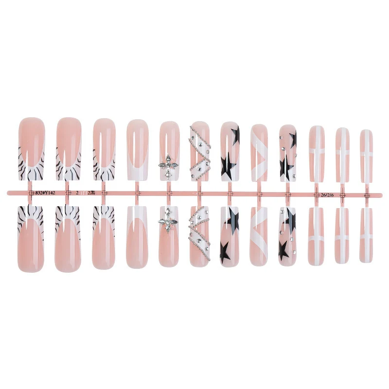 Kunstnagelset mit floralen und modernen Designs Karnz
