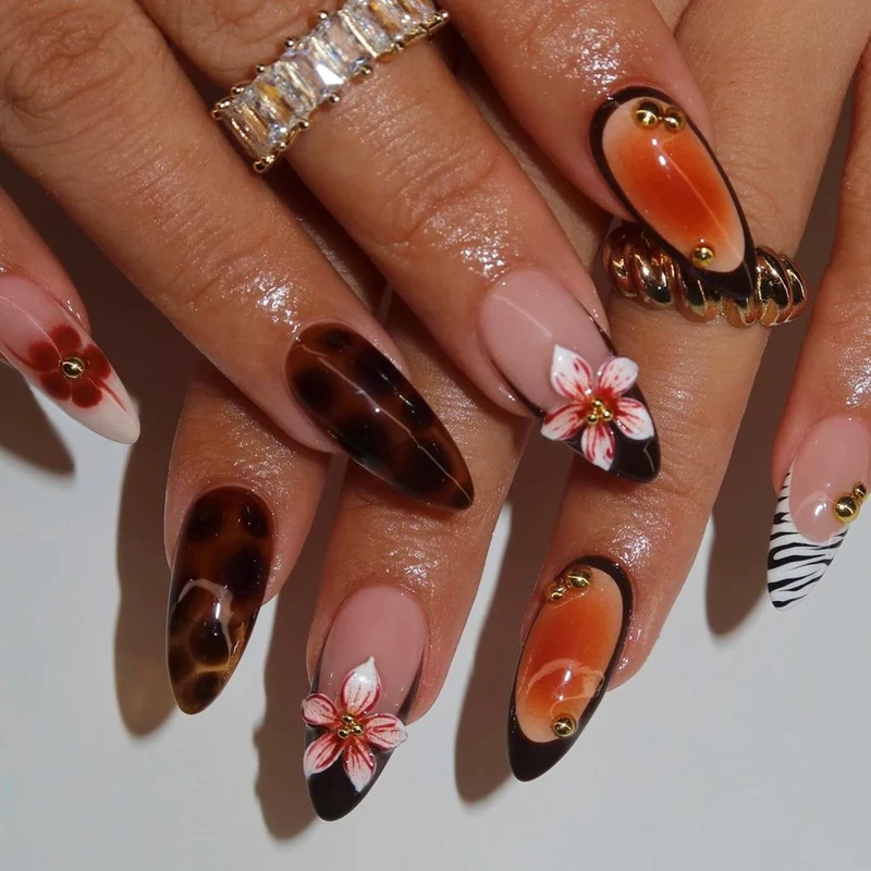 Kunstnagelset mit floralen und kreativen Verzierungen Karnz