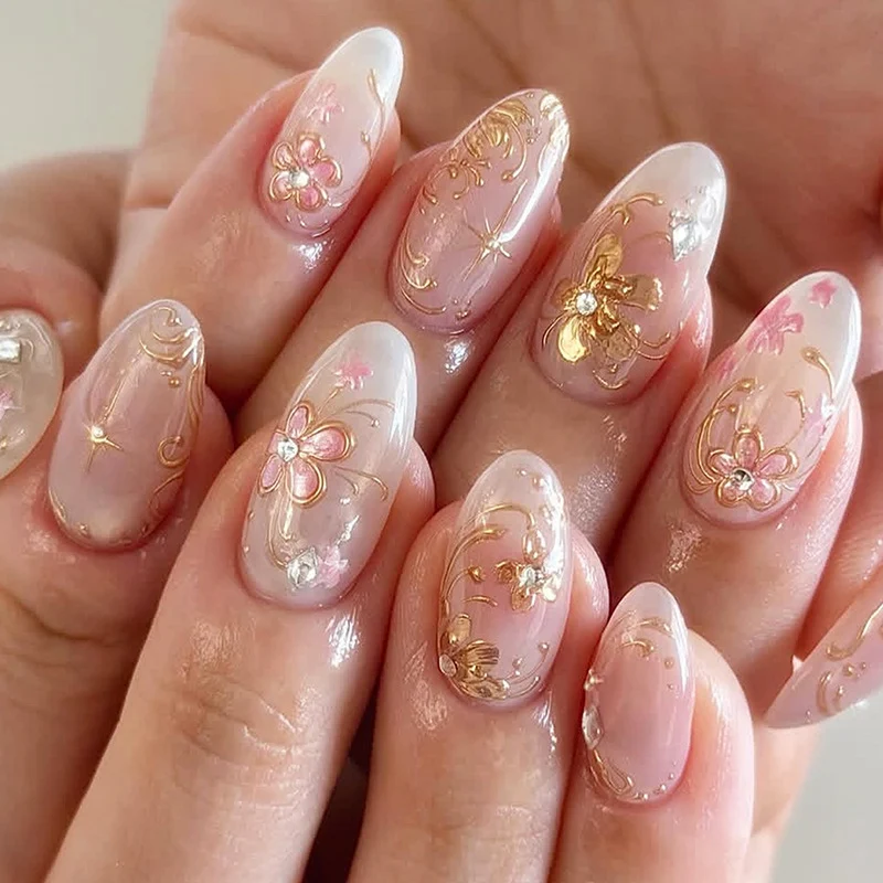 Kunstnagelset mit floralen und goldenen Details Karnz