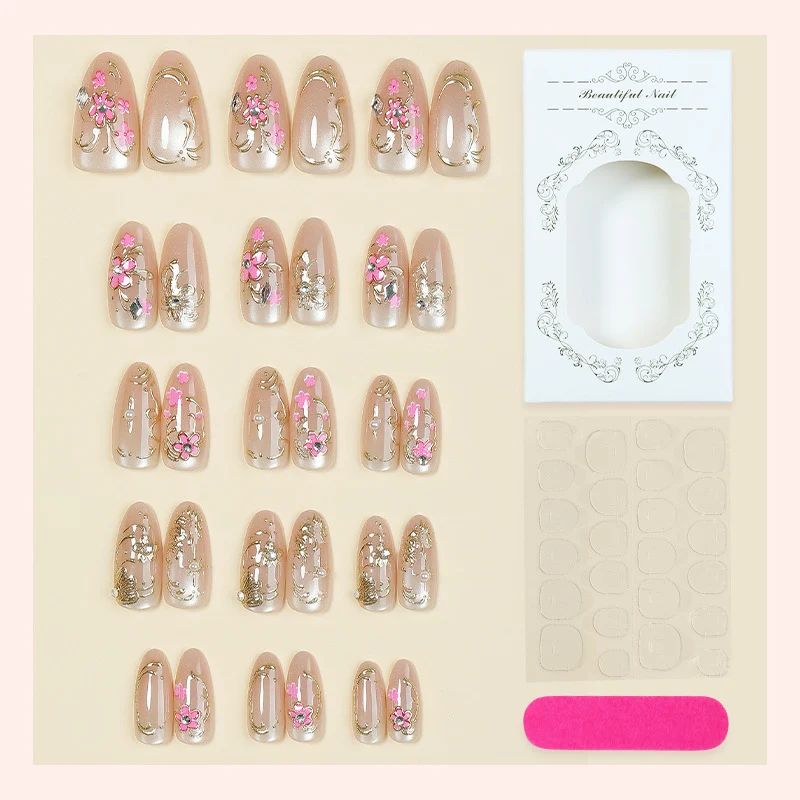Kunstnagelset mit floralen und goldenen Details Karnz