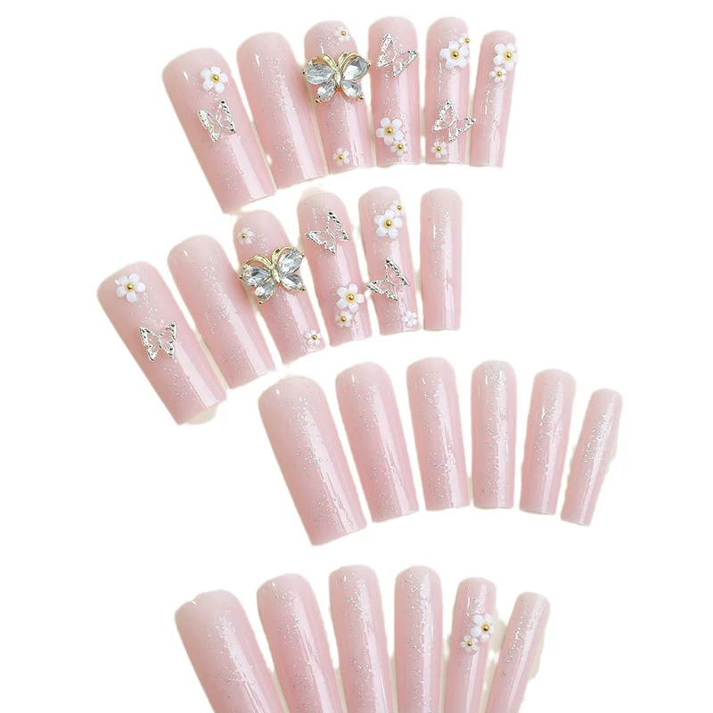 Kunstnagelset mit floralen und glitzernden Akzenten Karnz