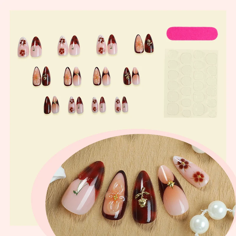 Kunstnagelset mit floralen und glamourösen Verzierungen Karnz
