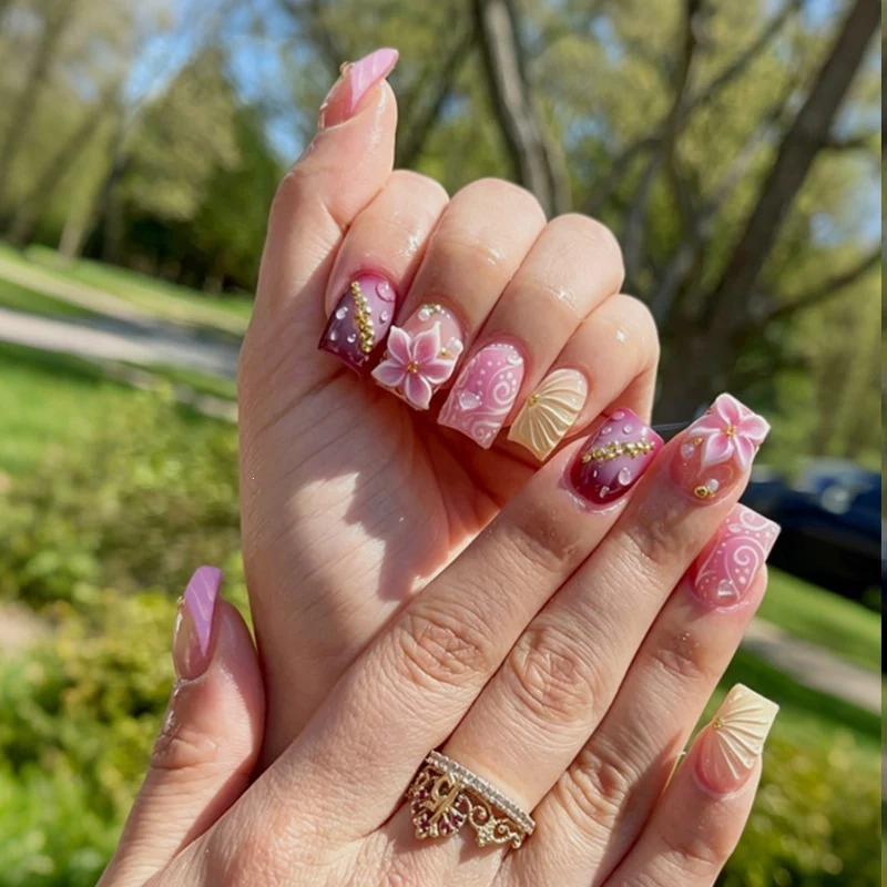 Kunstnagelset mit floralen und glamourösen Designs Karnz