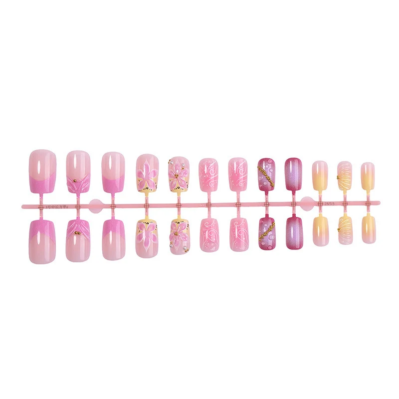 Kunstnagelset mit floralen und glamourösen Designs Karnz