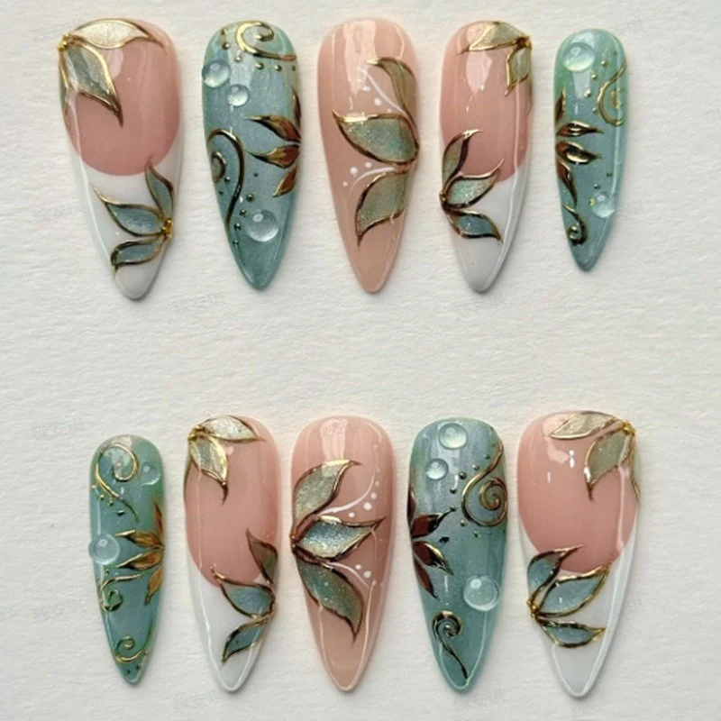 Kunstnagelset mit floralen und glamourösen Akzenten Karnz