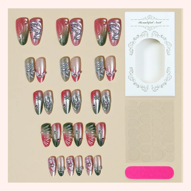 Kunstnagelset mit floralen und festlichen Verzierungen Karnz