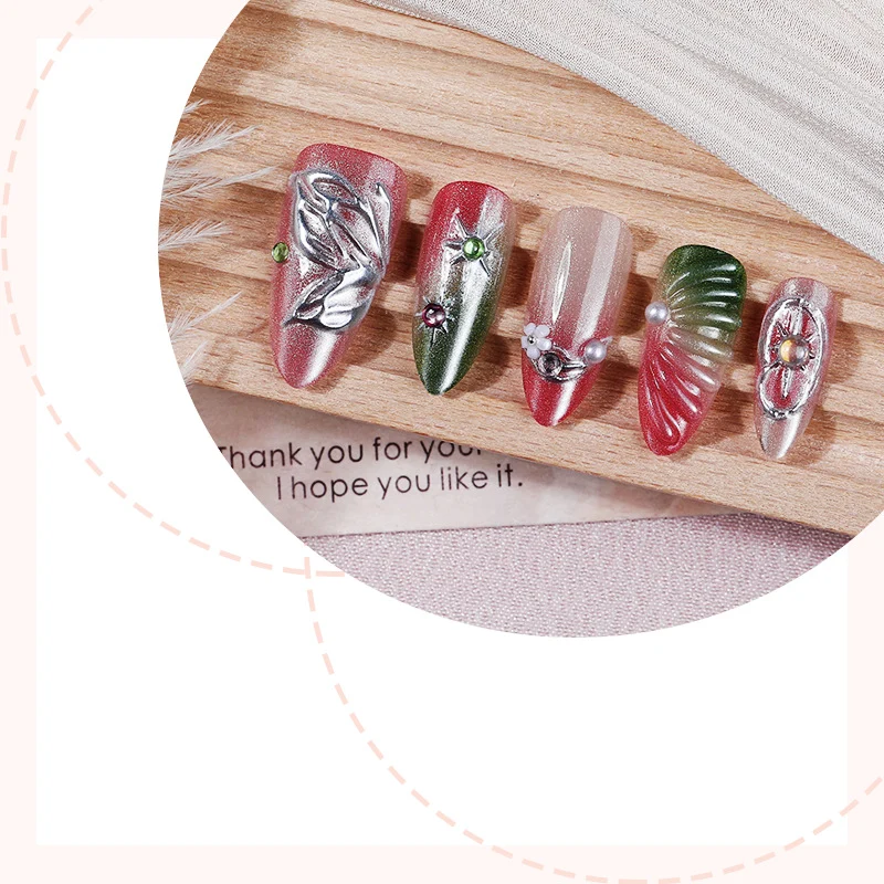 Kunstnagelset mit floralen und festlichen Verzierungen Karnz