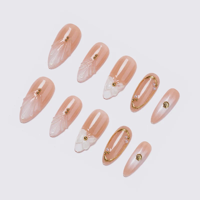 Kunstnagelset mit floralen und eleganten Verzierungen Karnz
