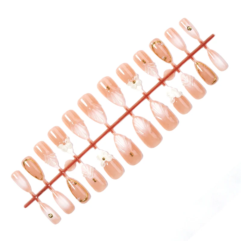 Kunstnagelset mit floralen und eleganten Verzierungen Karnz