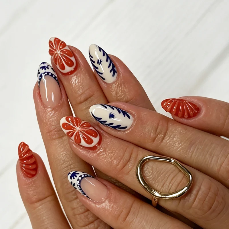 Kunstnagelset mit floralen und eleganten Designs Karnz