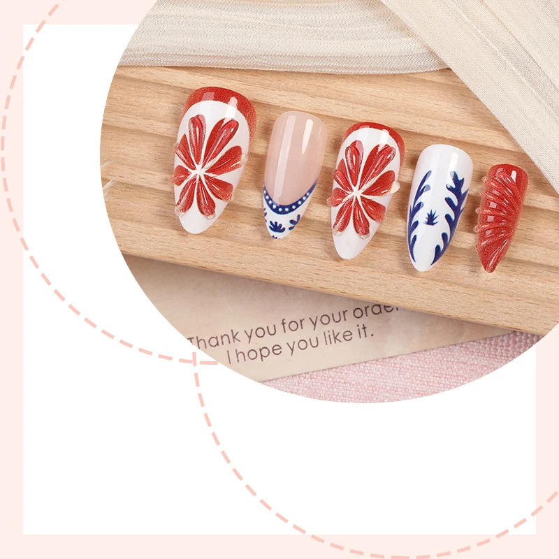 Kunstnagelset mit floralen und eleganten Designs Karnz