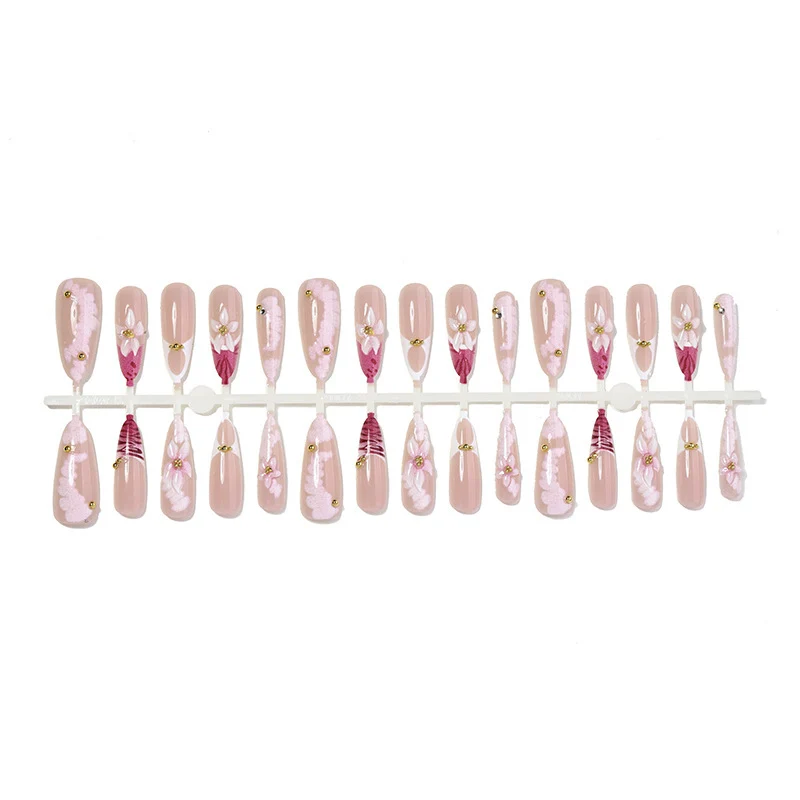 Kunstnagelset mit floralen und eleganten Designelementen Karnz