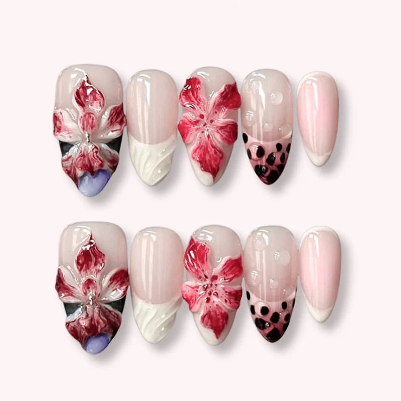 Kunstnagelset mit floralen und eleganten Akzenten Karnz
