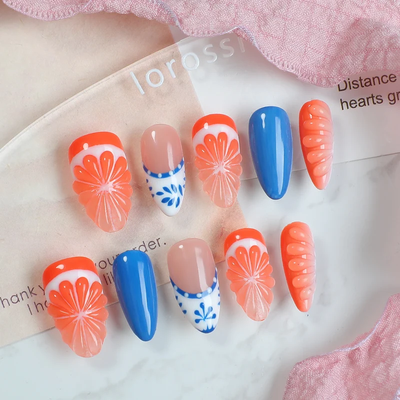 Kunstnagelset mit floralen und bunten Designs Karnz