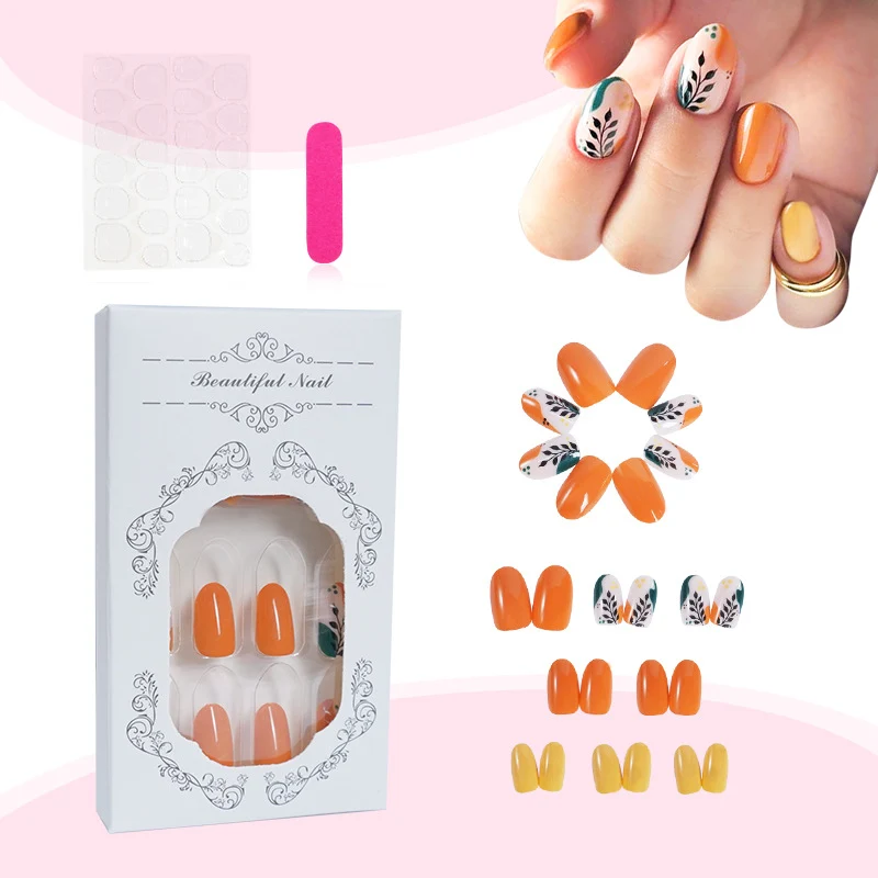 Kunstnagelset mit floralen Mustern und eleganten Glitzerakzenten Karnz