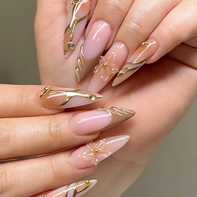 Kunstnagelset mit floralen Kunstwerken und Glitzerakzenten Karnz