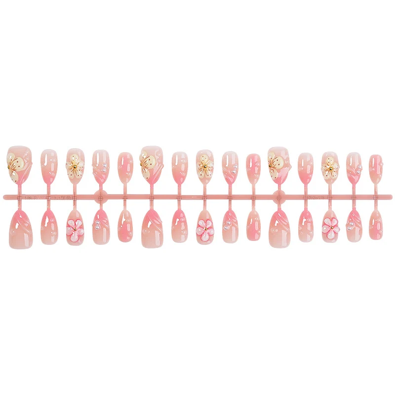 Kunstnagelset mit floralen Details und elegantem Design Karnz