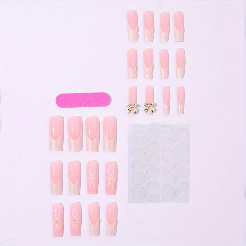 Kunstnagelset mit floralen Details Karnz