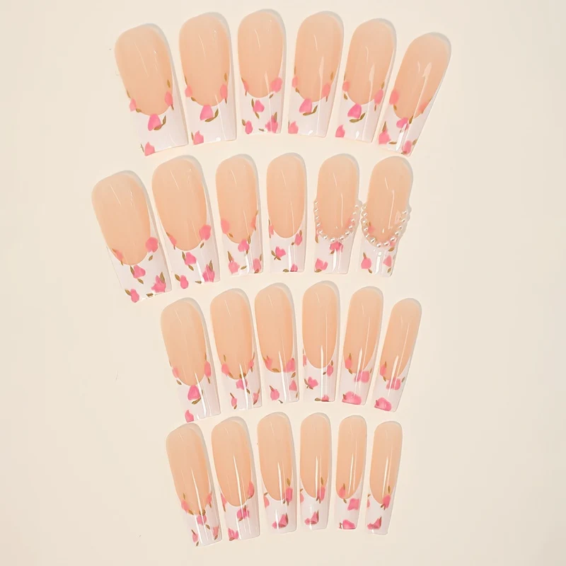 Kunstnagelset mit floralen Designs und eleganten Verzierungen Karnz