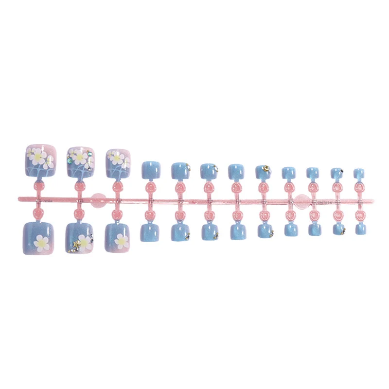 Kunstnagelset mit floralen Applikationen und Glitzereffekten Karnz