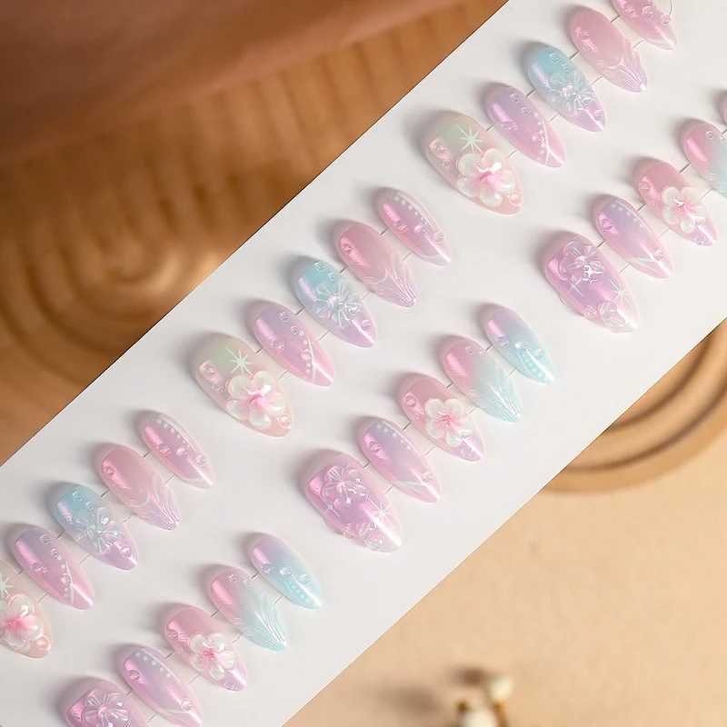 Kunstnagelset mit floralen Akzenten und zartem Glitzereffekt Karnz