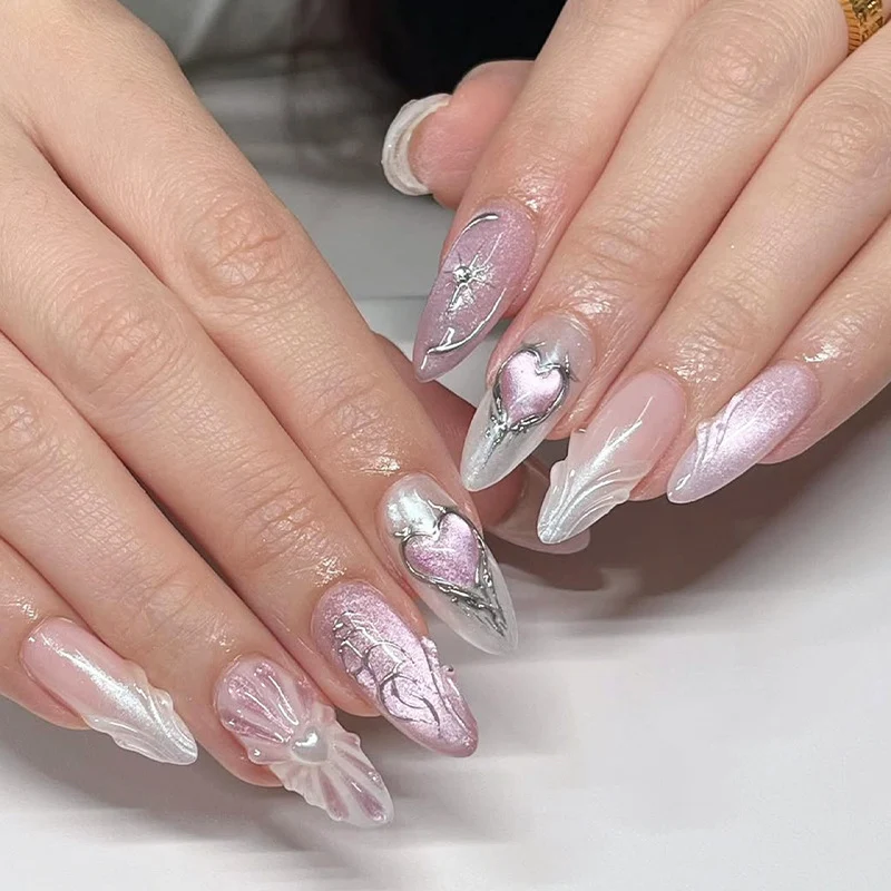 Kunstnagelset mit floralen Akzenten und Glitzerverzierungen Karnz