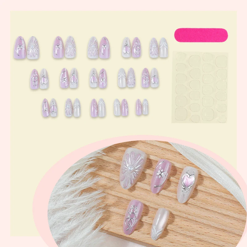 Kunstnagelset mit floralen Akzenten und Glitzerverzierungen Karnz