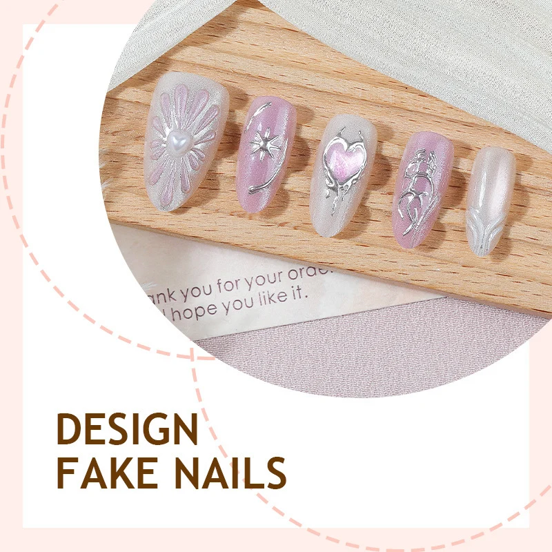 Kunstnagelset mit floralen Akzenten und Glitzerverzierungen Karnz