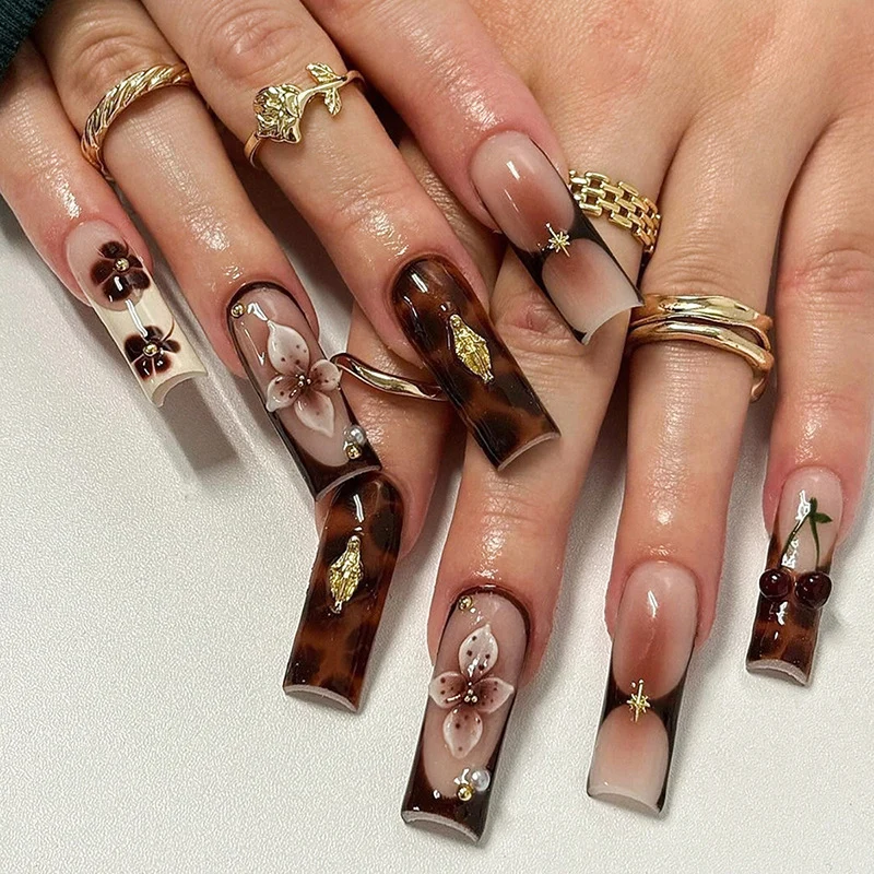 Kunstnagelset mit floralen Akzenten und Glitzerakzenten Karnz