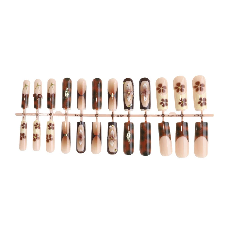 Kunstnagelset mit floralen Akzenten und Glitzerakzenten Karnz