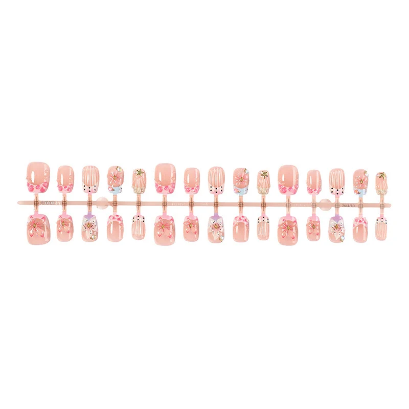 Kunstnagelset mit floralen Akzenten und glamourösen Dekoren Karnz