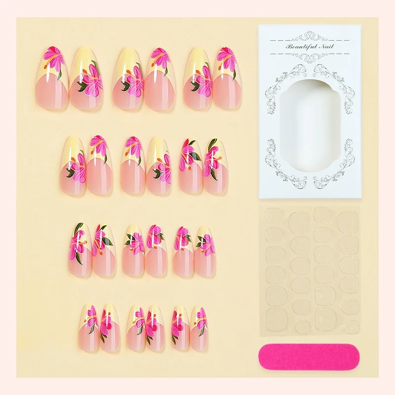 Kunstnagelset mit floralen Akzenten und glamourösem Finish Karnz